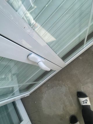 Ventana doble blanca con persiana