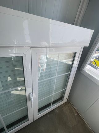 Ventana doble blanca con persiana