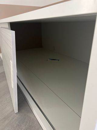 Cama con almacenaje beige y blanco