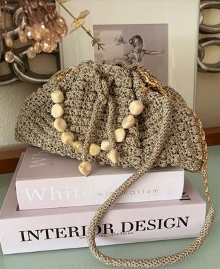 Bolso de crochet beige con cadena dorada