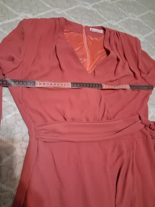 Vestido elegante color maquillaje
