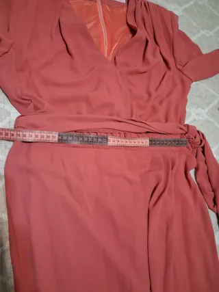 Vestido elegante color maquillaje
