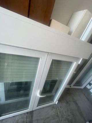 Ventana blanca con persiana