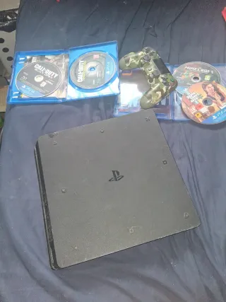 PS4 Slim 500 gb+ Mando Camuflaje + 4 Juegos