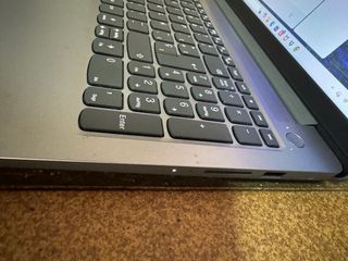 Portátil Lenovo IdeaPad Slim 3 15IAN8