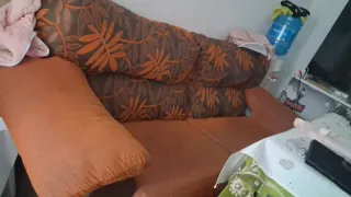 Sofá de tela marrón y naranja