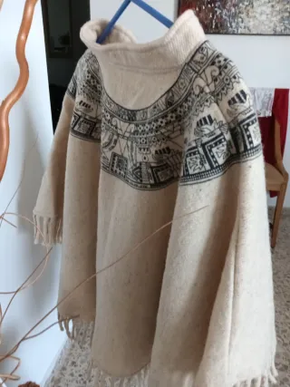 Abrigo peruano de lana con flecos