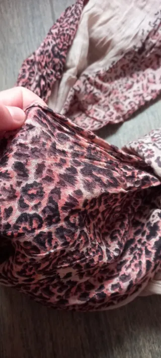 Pañuelo animal print Bershka rosa