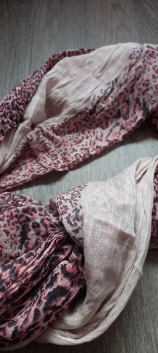 Pañuelo animal print Bershka rosa
