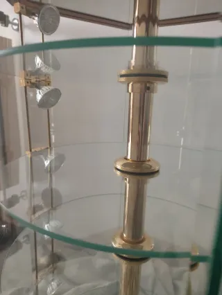 Estantería de cristal con detalles dorados