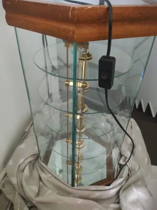 Estantería de cristal con detalles dorados