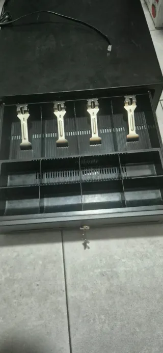 Caja registradora con llave y conexión