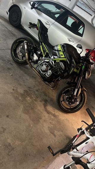 Kawasaki Z900 Negra y Verde limitada en papeles A2