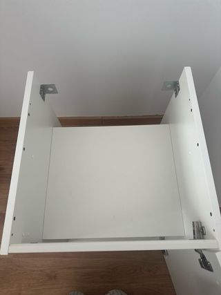 Mueble de baño blanco con puerta
