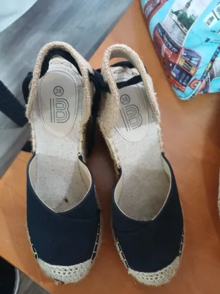Sandalias cuña negras y beige talla 38