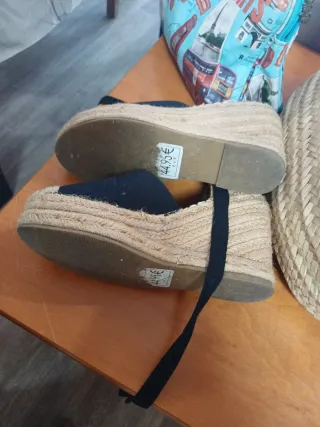 Sandalias cuña negras y beige talla 38