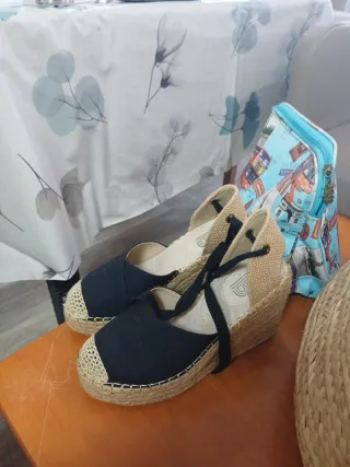 Sandalias cuña negras y beige talla 38