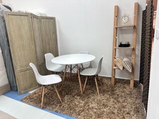 Mesa redonda con 4 sillas