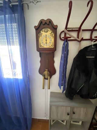 Reloj de pared antiguo de péndulo