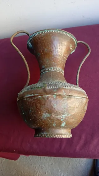 Ánfora de cobre antigua