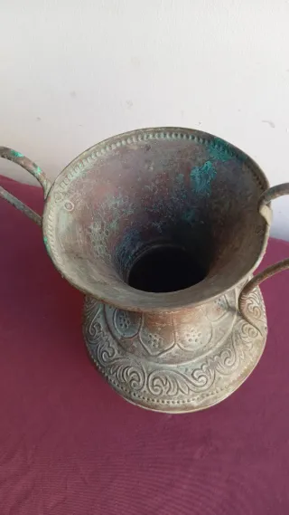 Ánfora de cobre antigua