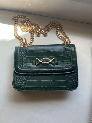Bolso verde con cadena dorada