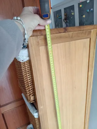 Mueble de madera con cestas y cajón