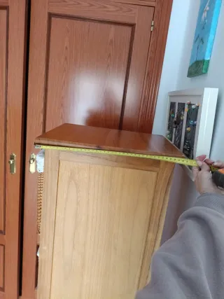 Mueble de madera con cestas y cajón