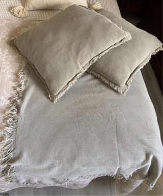 Manta y 2 cojines cama 150