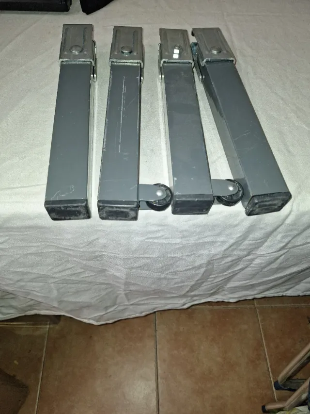 Set di quattro piedini metallici per sommiere