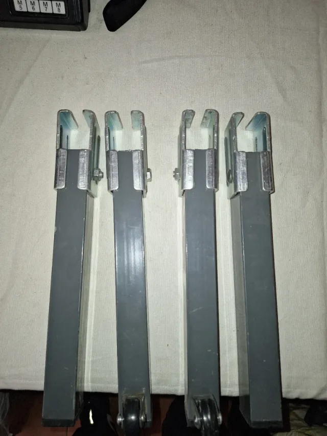 Set di quattro piedini metallici per sommiere