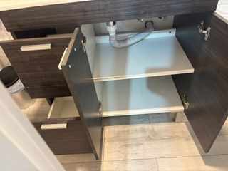 Conjunto Muebles Baño Madera Oscura gris.