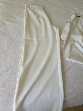 Chaleco blanco con cinturón dorado