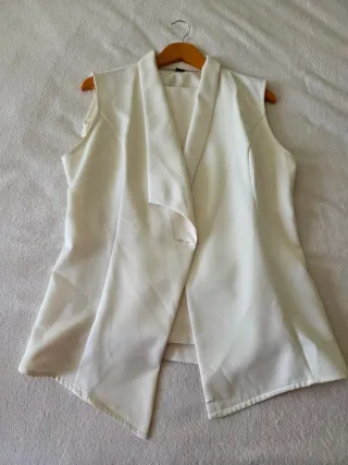 Chaleco blanco con cinturón dorado