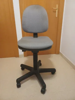 Silla de oficina gris y negra