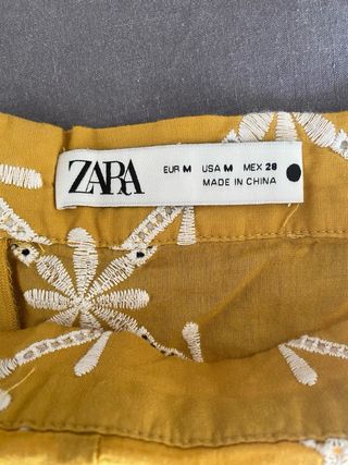 Falda Zara bordada amarilla Talla M