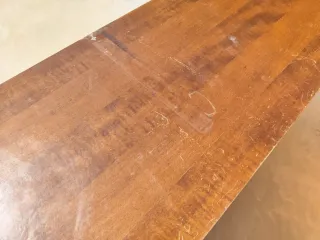 Aparador de madera marrón con 4 cajones