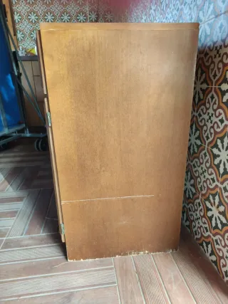 Aparador de madera marrón con 4 cajones