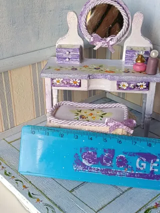Toeletta in miniatura con specchio e sgabello
