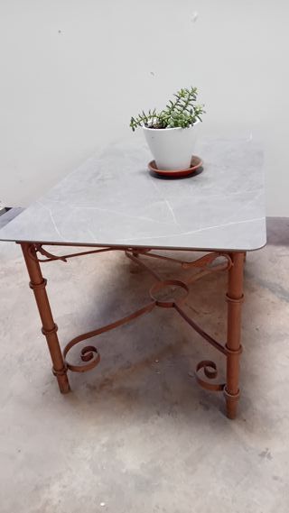 Mesa de forja con tablero de porcelanico