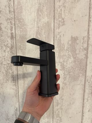 Torneira Preta Nova (Quente/Fria)