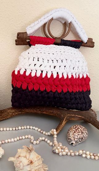 Bolso tejido blanco, rojo y azul marinero.