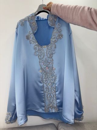 Camisa de novio azul con pedrería