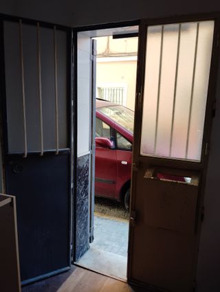 Puerta de hierro con reja