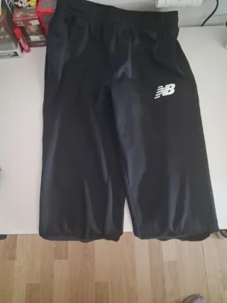 Pantalón chándal New Balance niño negro