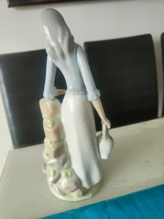 Figura de porcelana mujer con cántaro