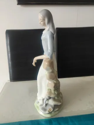 Figura de porcelana mujer con cántaro