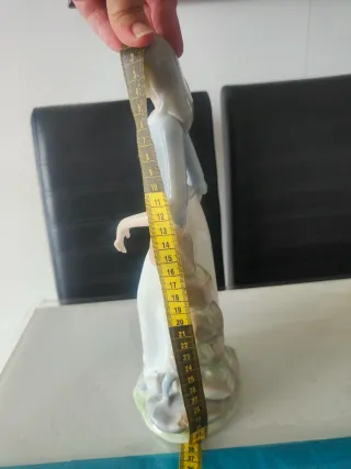 Figura de porcelana mujer con cántaro