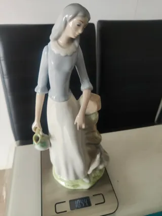 Figura de porcelana mujer con cántaro