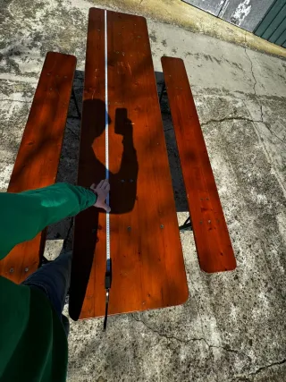 Mesa y bancos de madera